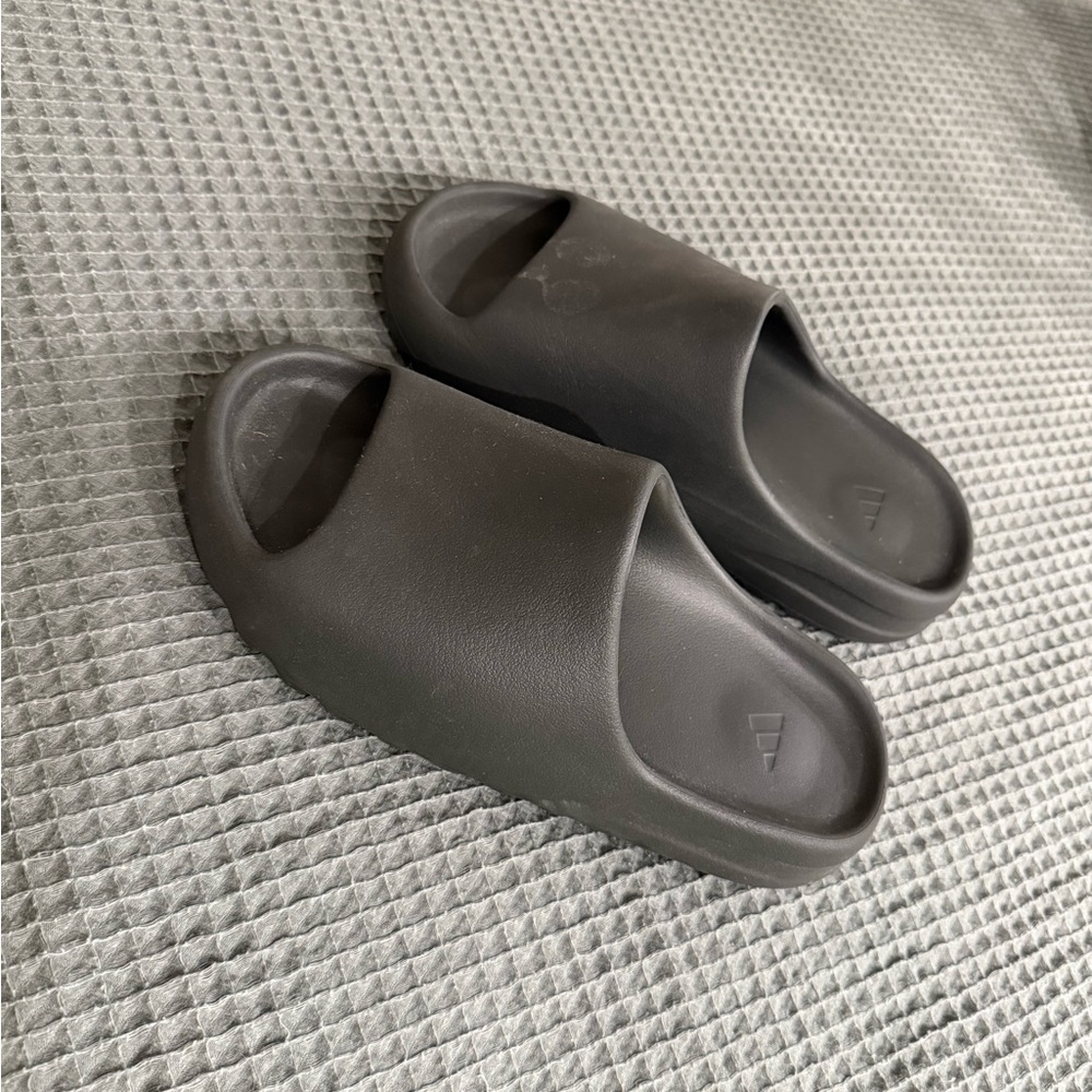 Yeezy Slides - Dark Onyx